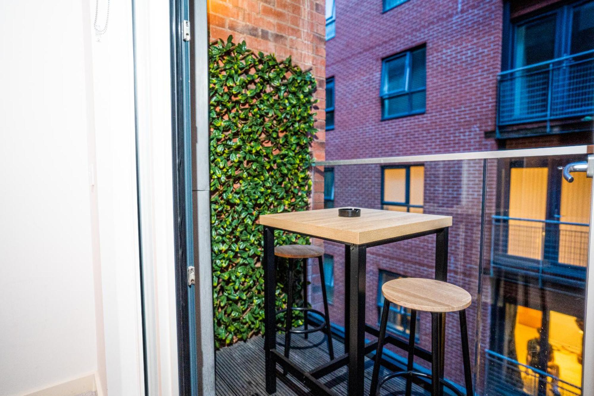 Manchester City Centre Apt With Balcony & Free Parking - Including Free 1-Hour Early Check-In Or Late Check-Out For Bookings Until July, Justeat Voucher For 2-Night Stays Minimum! Extérieur photo